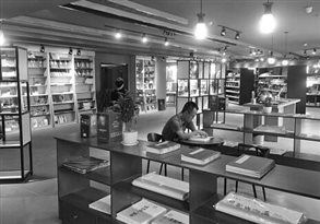 读者正在书店内安静地阅读。河南省新华书店发行集团 供图